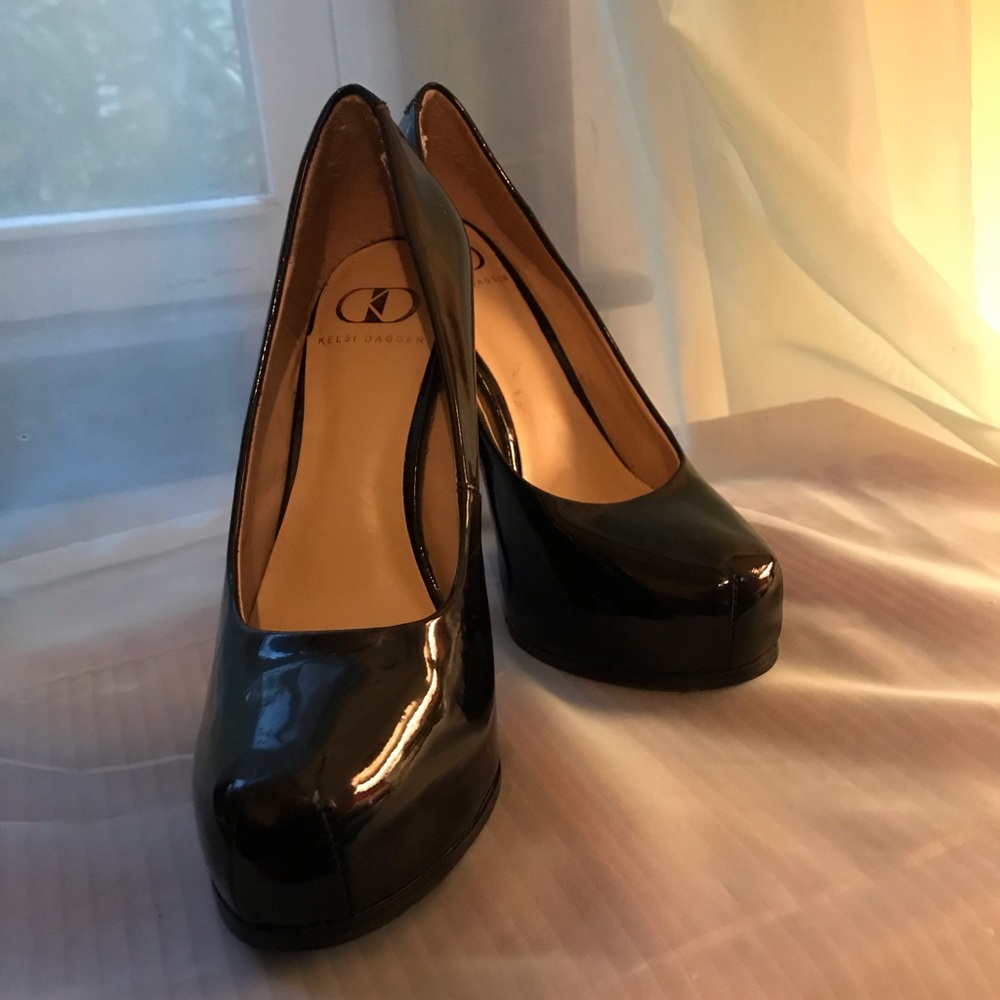 EUC Kelsi Dagger Black patent leather heels.